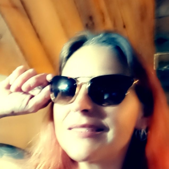 Ladies Prada sunglasses - Picture 4 of 7